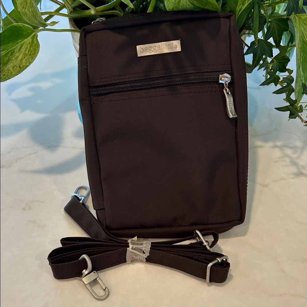 NWOT Baggallini Brown Compact Crossbody
Organizer lightweight‎ nylon removable